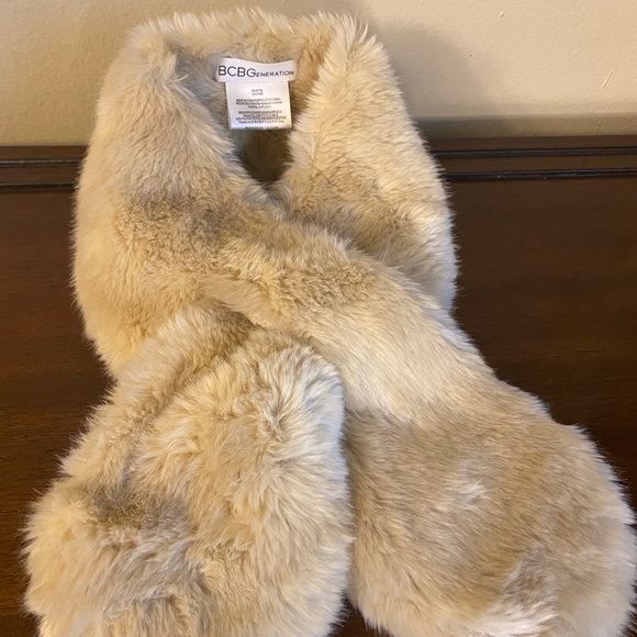 BCBG Generation Women’s  Light Brown Faux Fur Scarf Winter Accessory - Picture 2 of 7